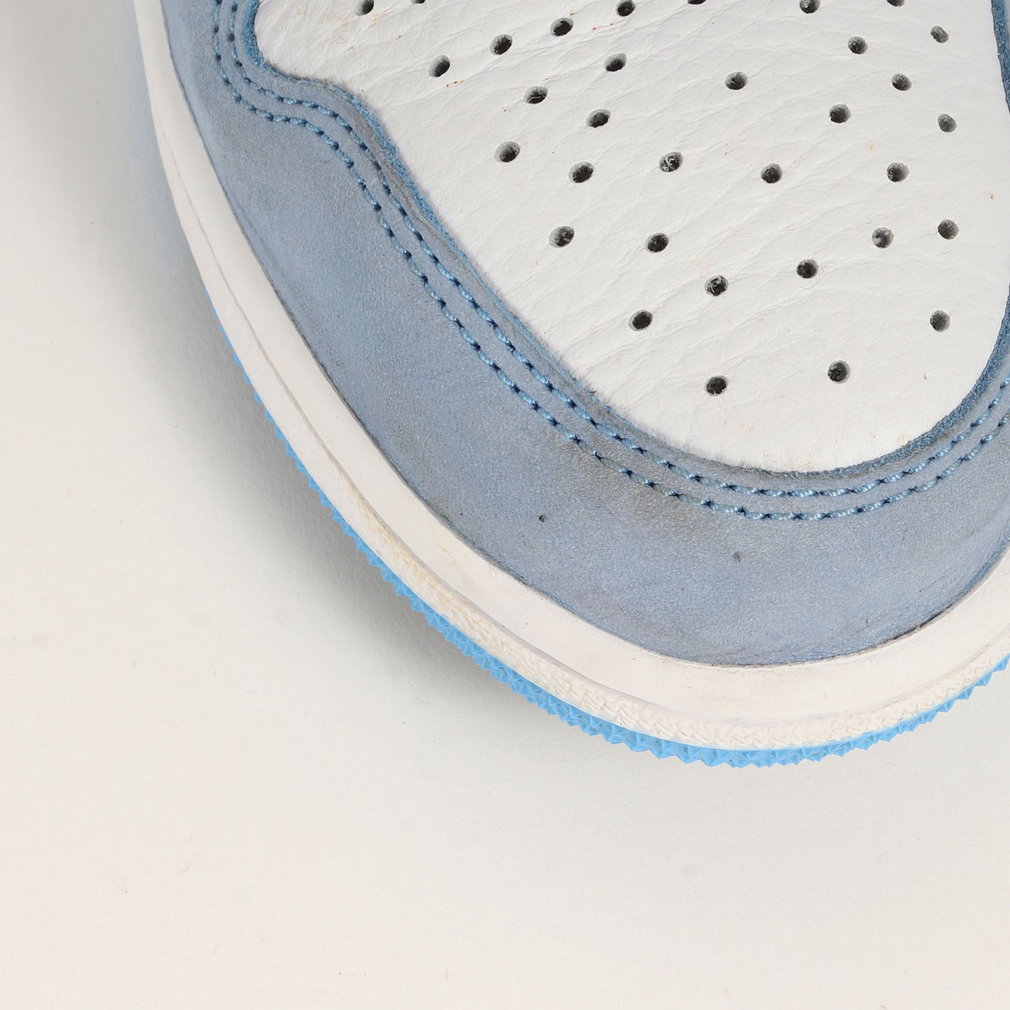 AIR JORDAN 1 RETRO HIGH OG UNIVERSITY BLUE (555088-134)