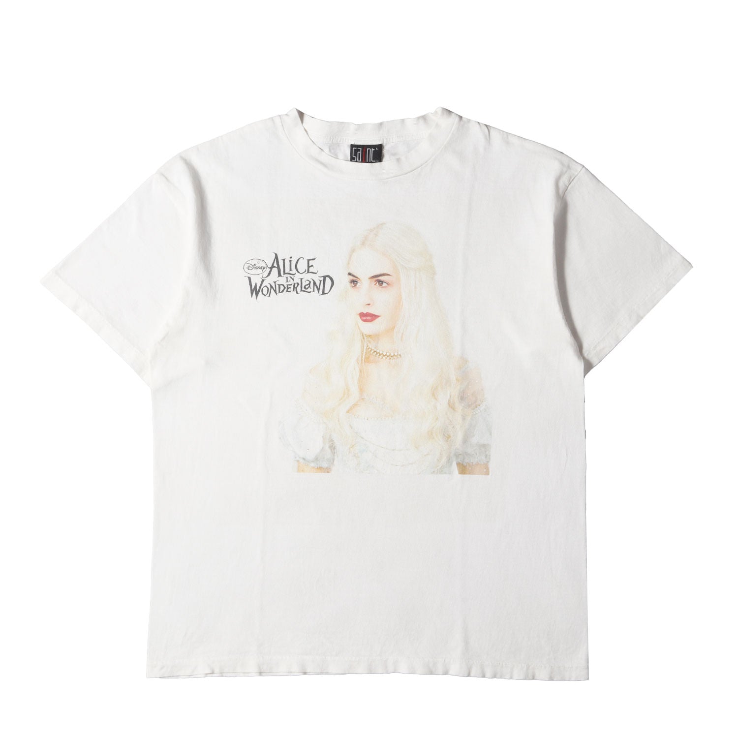 SAINT MICHAEL (セントマイケル) 23SS ×アリス・イン・ワンダーランド ヴィンテージ加工 白の女王 Tシャツ(DS-SS TEE)  - ブランド古着の通販・買取 | BEEGLE by Boo-Bee