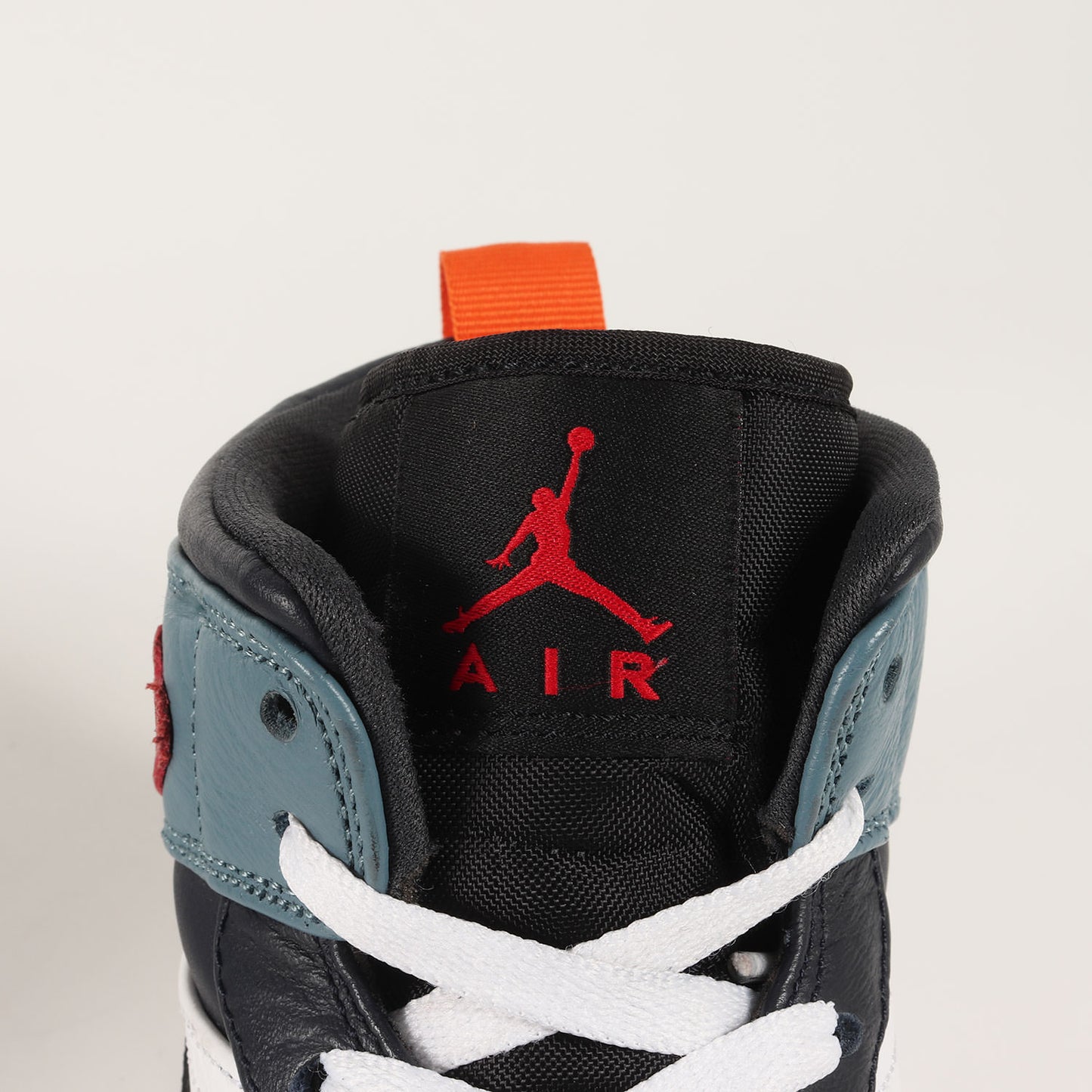 ×NIKE AIR JORDAN 1 MID SE FEARLESS (CU2802-100)