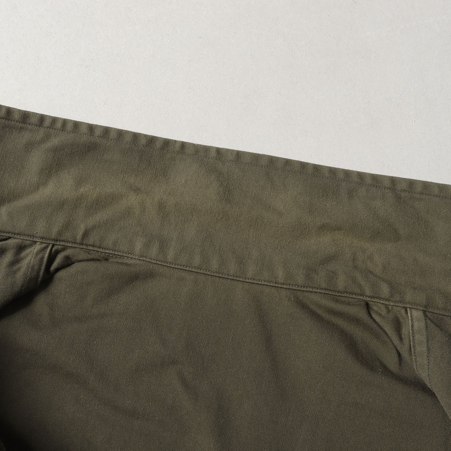 パッチ付き バックサテン ミリタリー ユーティリティ シャツ(U.E. UTLITY SHIRT)