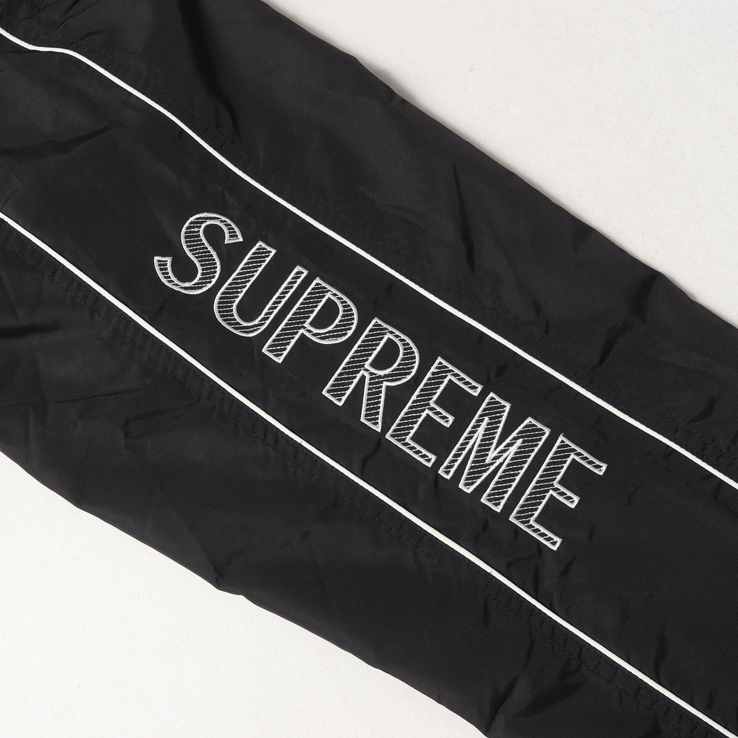 ストライプロゴ ウインドブレーカー ジャケット(Striped Logo Windbreaker)