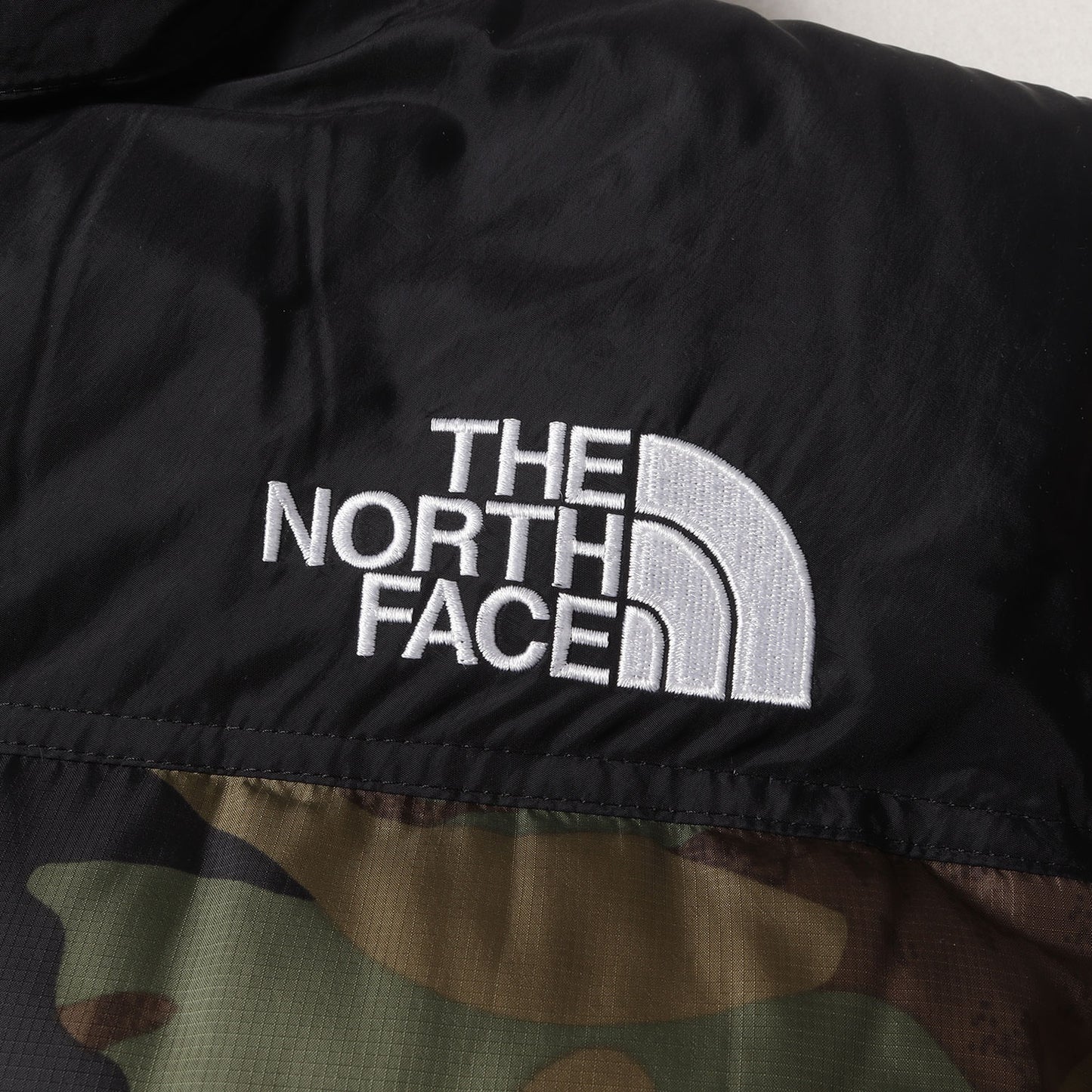 22AW カモフラージュ ヌプシ ダウン ジャケット (Novelty Nuptse Jacket)