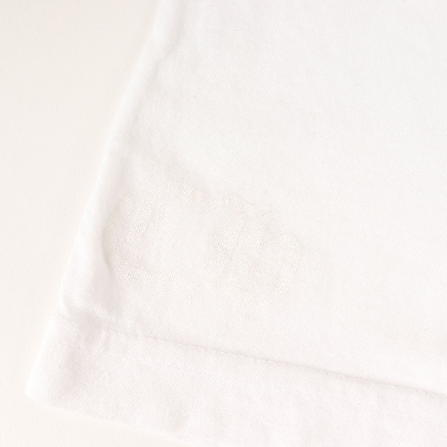 近年モデル ブランドロゴ ポケット Tシャツ