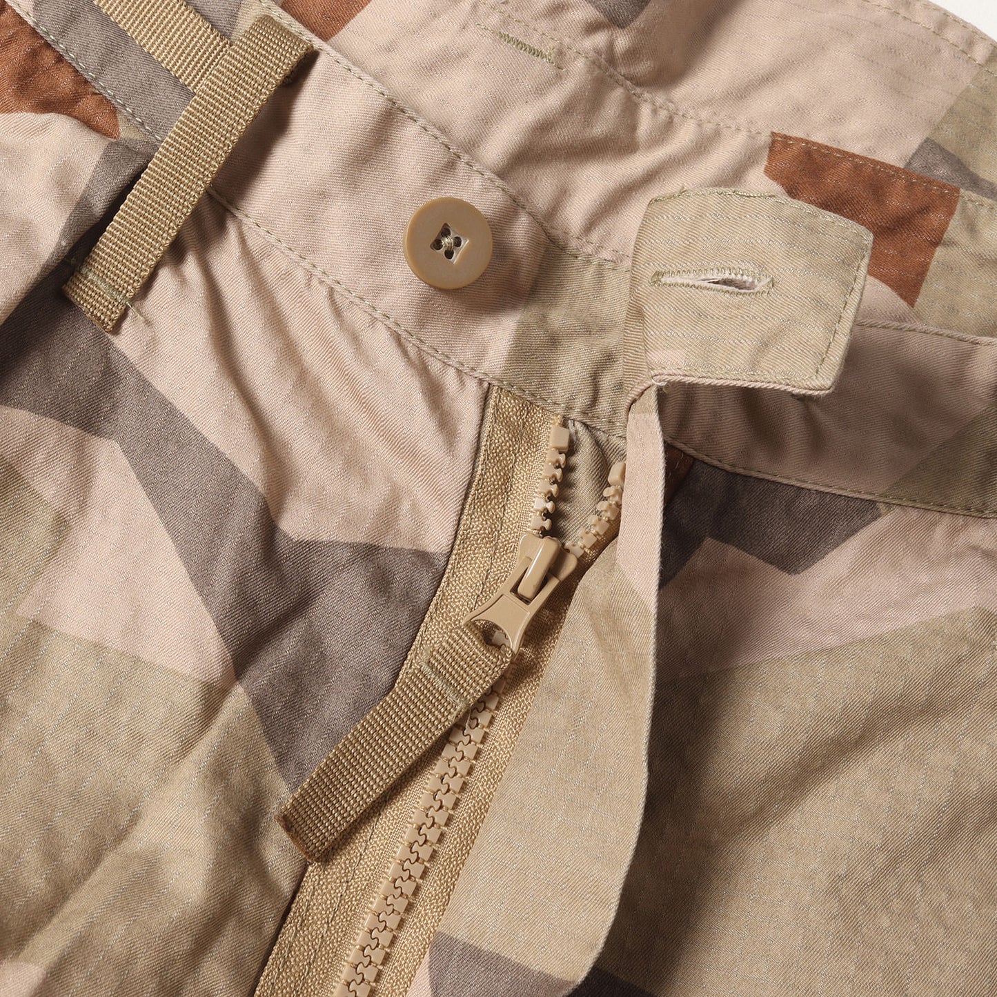 スウェーデン軍 民間モデル M-90 デザートスカンジナビアカモ カーゴ ショーツ