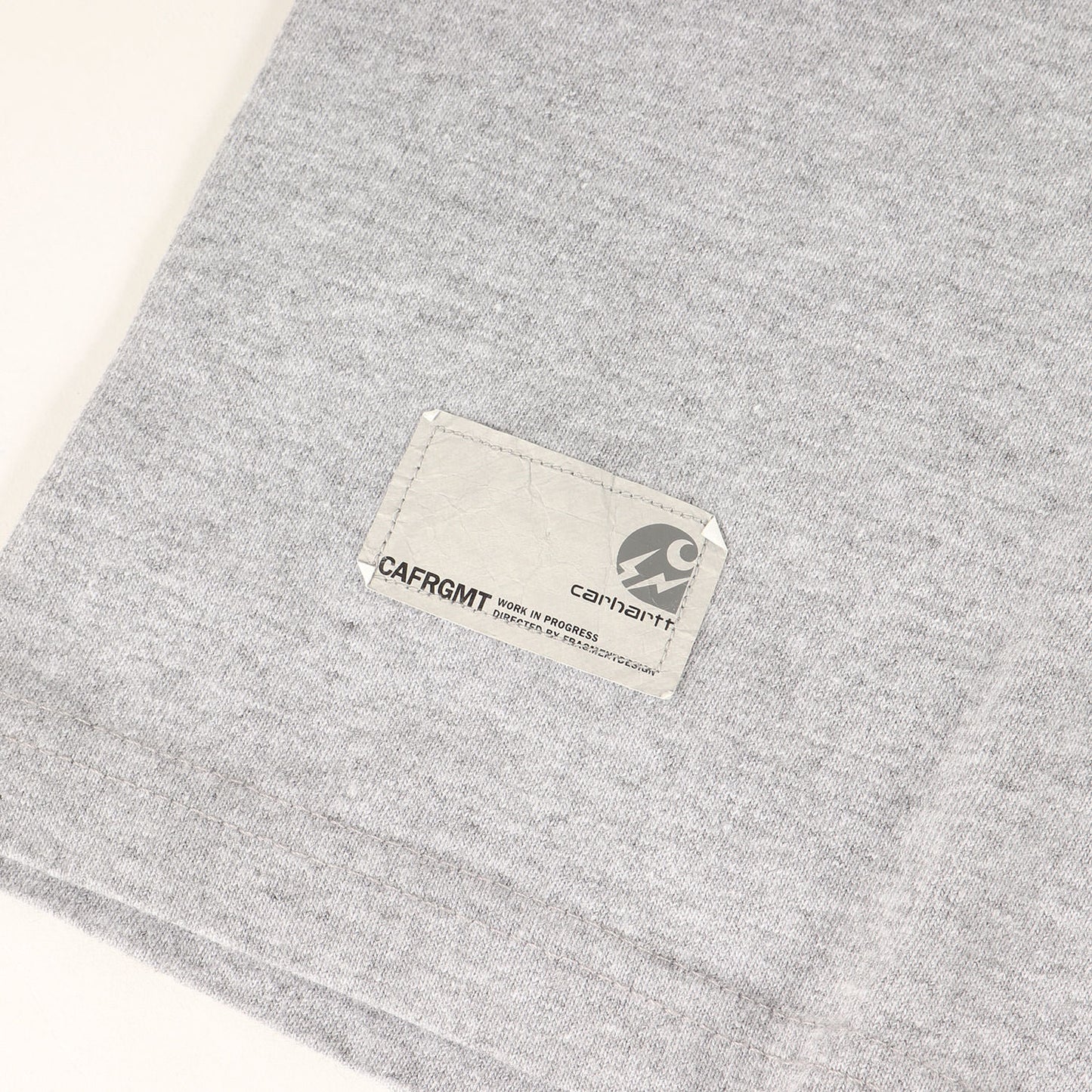 ×fragment design コラボロゴ クルーネック Tシャツ(S/S COLLEGE SCRIPT T-SHIRT)