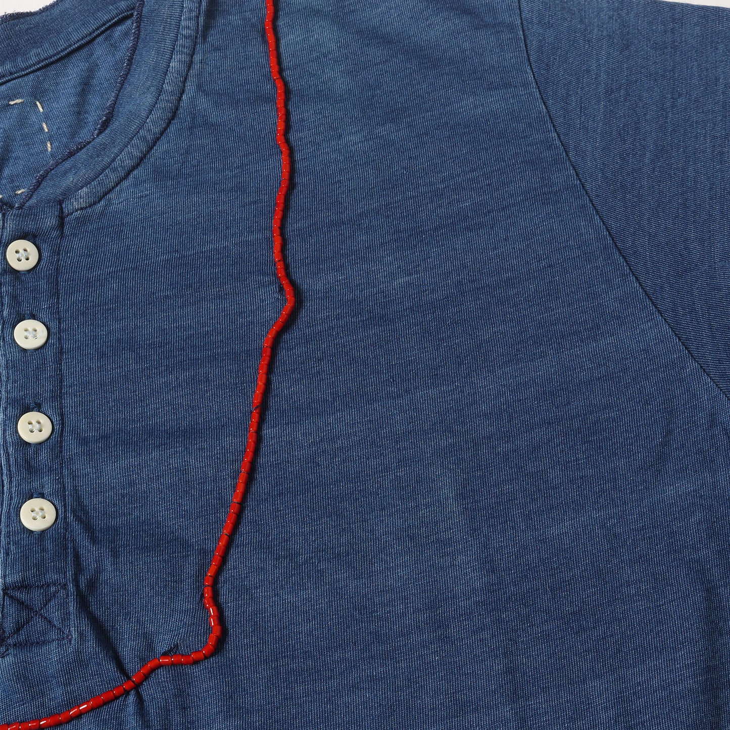 ビーズ付き インディゴ ヘンリーネック Tシャツ(INDIGO BEADS TEE HENLEY S/S)
