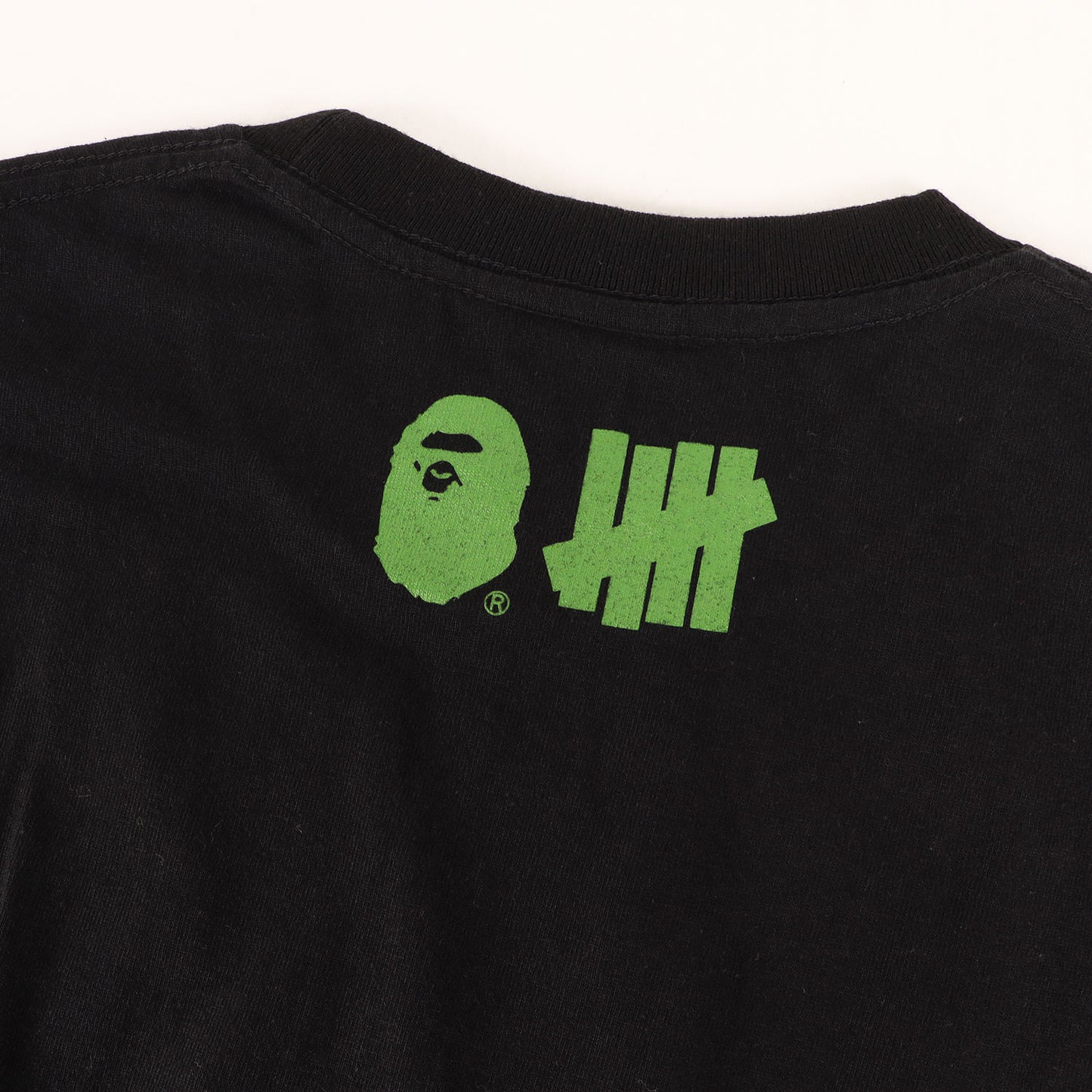 ×UNDEFEATED ABCカモ ロゴマーク Tシャツ