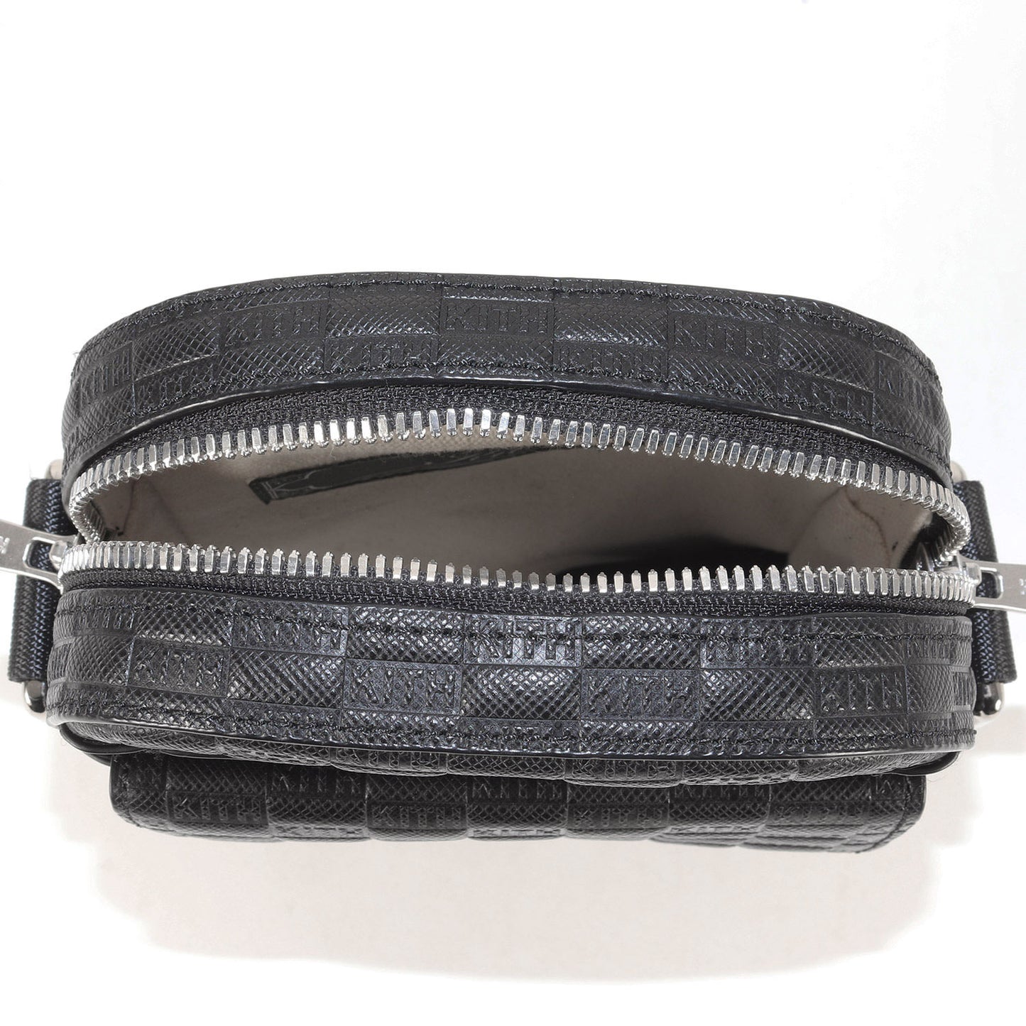 23AW エンボス モノグラム レザー ショルダーバッグ(Utility Crossbody in Saffiano Leather)