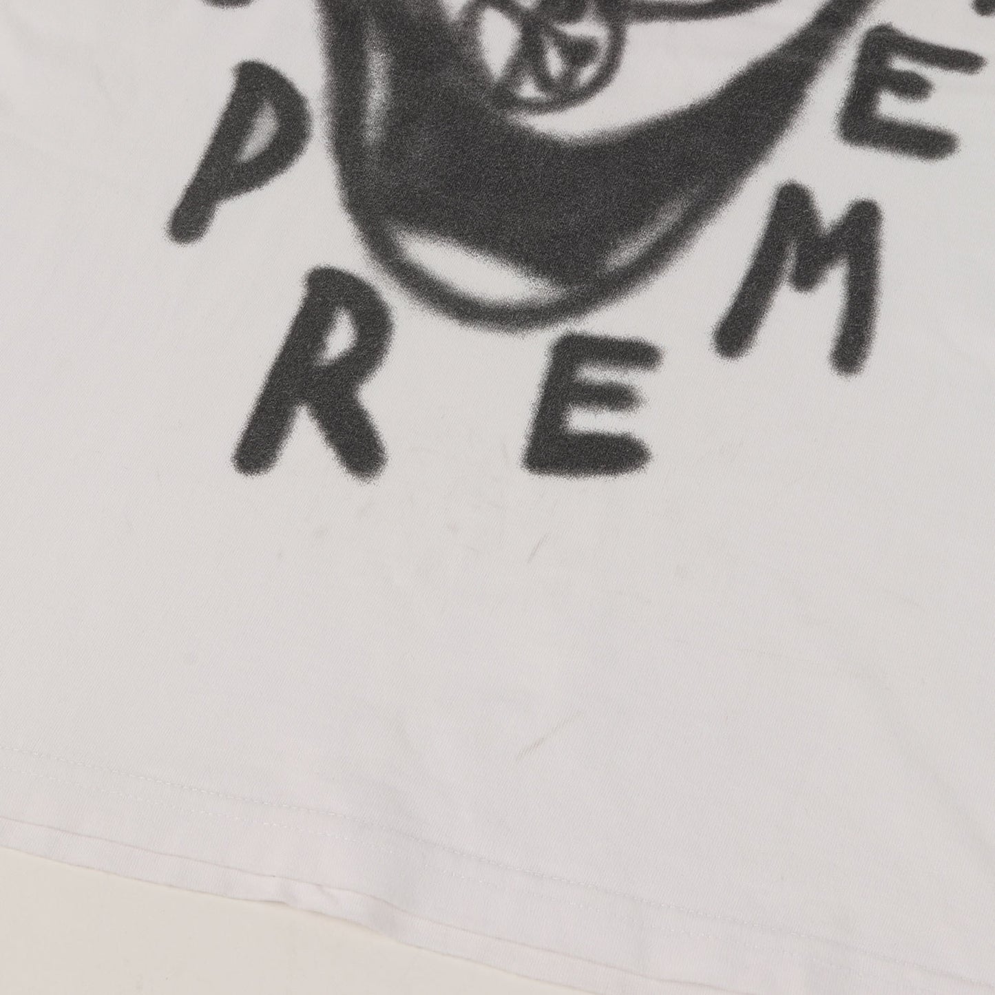 ×sancheeto スプレー グラフィック Tシャツ(Smile Tee)