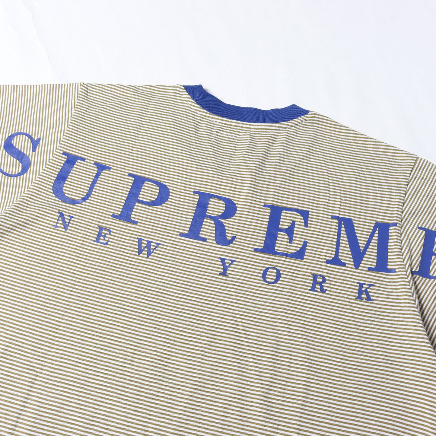 バックロゴ マイクロボーダー Tシャツ(Micro Stripe Tee)