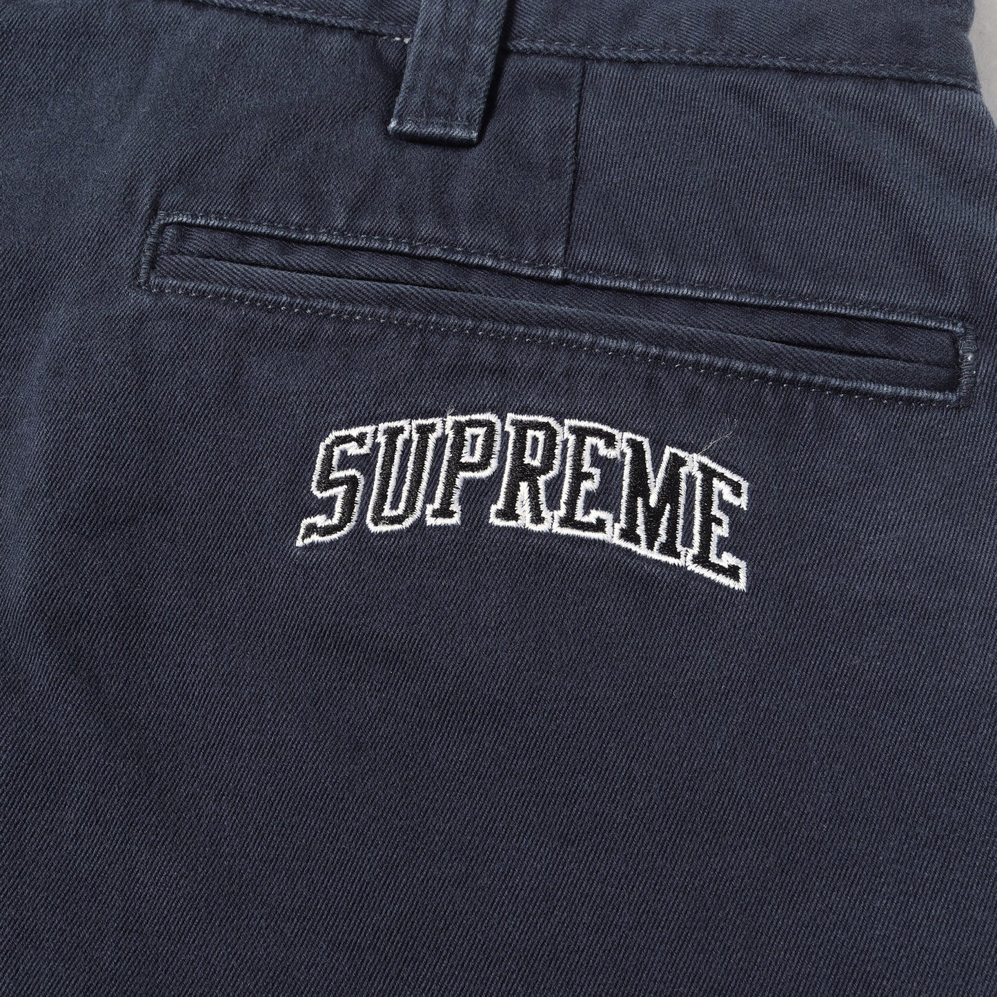 26SS アーチロゴ ツイル チノパンツ (Chino Pant)