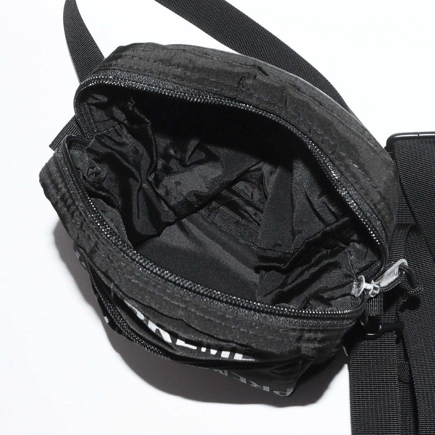 リフレクターロゴ柄 ショルダーバッグ(3M Reflective Repeat Shoulder Bag)