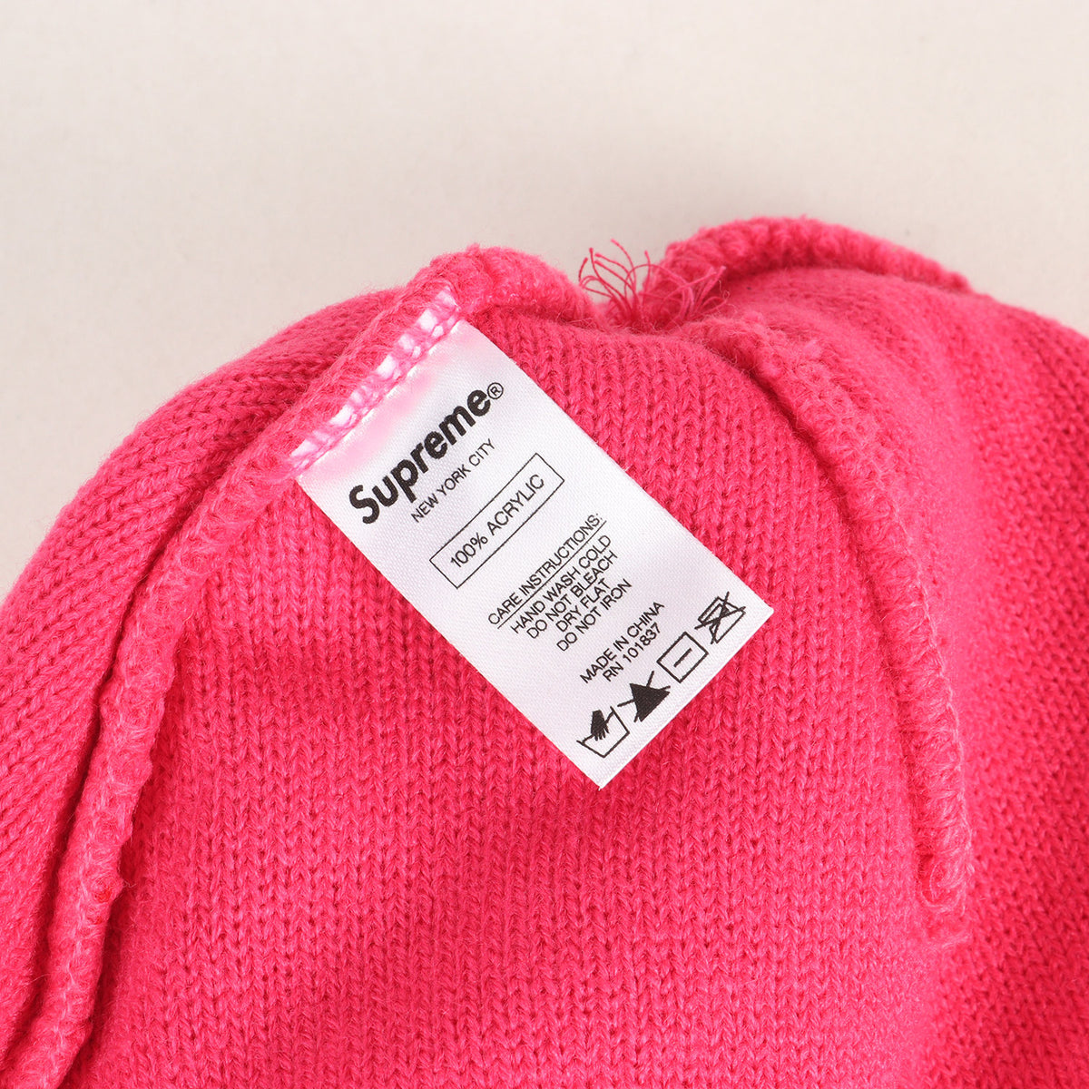 オールドイングリッシュロゴ ポンポン ニットビーニー(Old English Beanie)