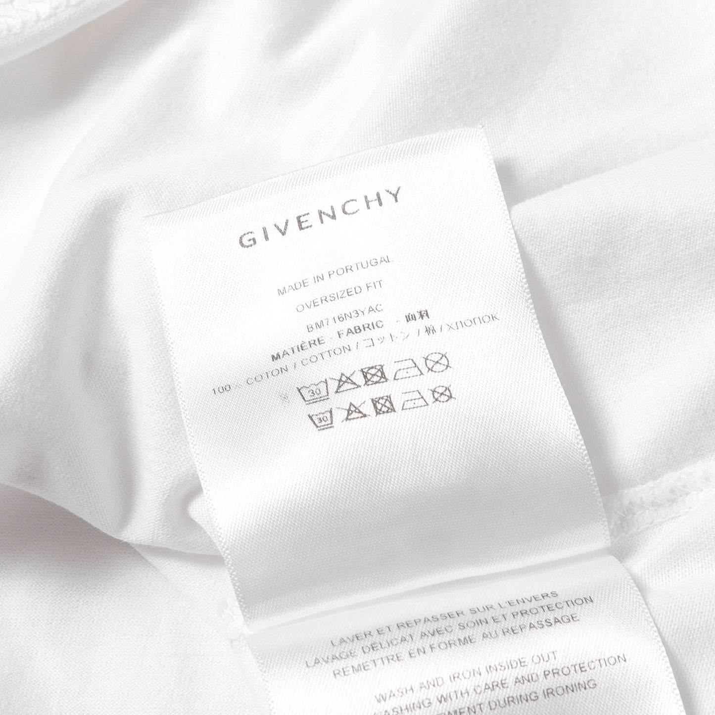 近年モデル ブランドロゴ オーバーサイズ Tシャツ(OVERSIZED FIT)