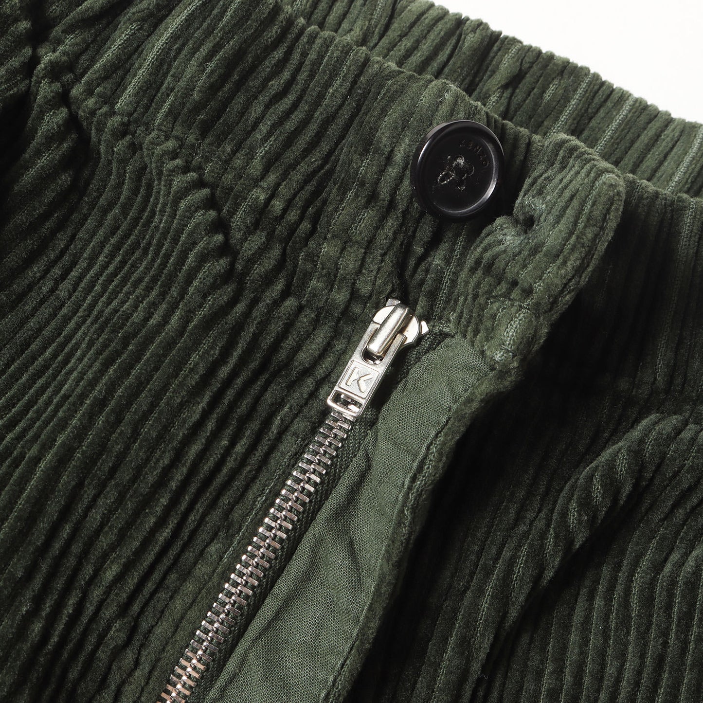 近年モデル コーデュロイ テーパード イージーパンツ(Corduroy Jogging Pants)