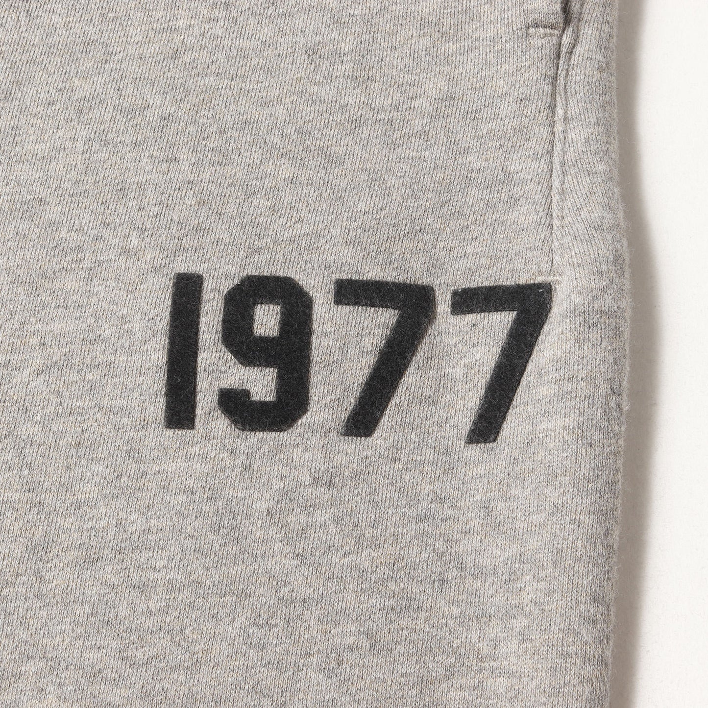 FOG ESSENTIALS 1977ロゴ スウェットパンツ(Relaxed Sweatpants)