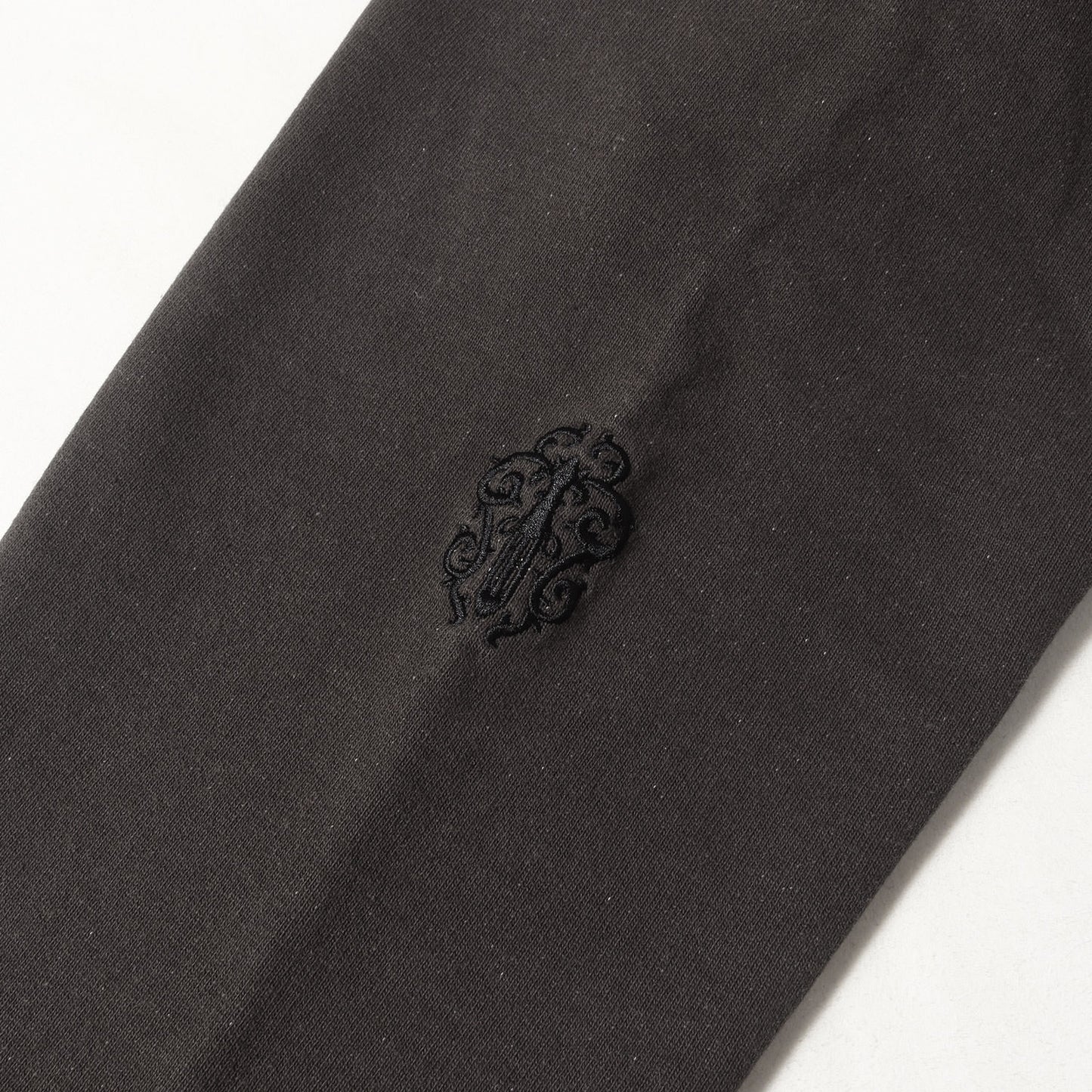 近年モデル Y Not ダガー刺繍 クルーネック スウェット(YNOT Vertical Logo Embroidery Sweat Shirt)