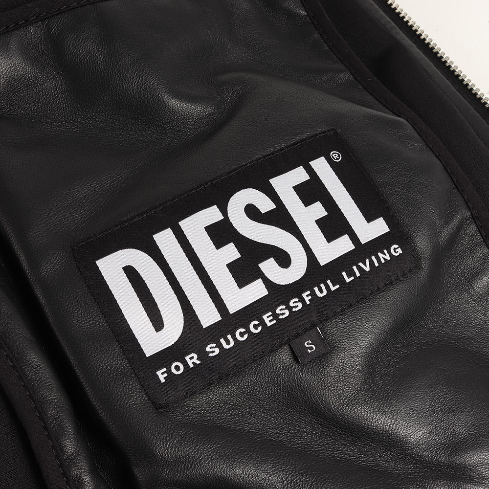 近年モデル エンボス リピートロゴ シープスキン レザー ダウン ベスト (L-KUR-THERMO 0AEAJ) / スリーブレス ジャケット ノースリーブ ブルゾン アウター 羽織 定番 ベーシック ラグカジ ハイエンド カジュアル