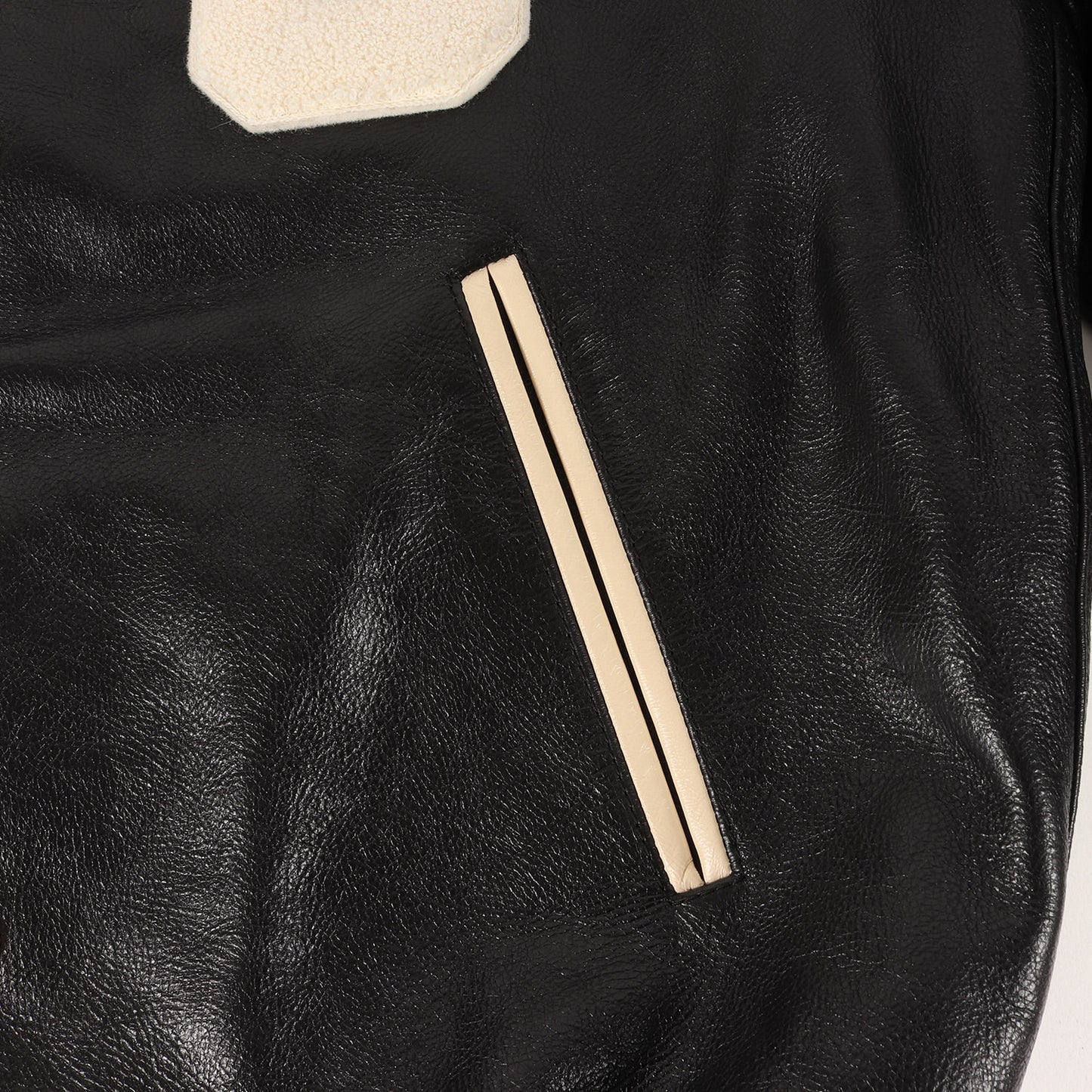 23AW オーバーサイズ カーフ レザー テディ ジャケット (2EC24132O.38NI) / スタジャン バーシティ ブルゾン 定番 ベーシック ラグカジ ラグジュアリー