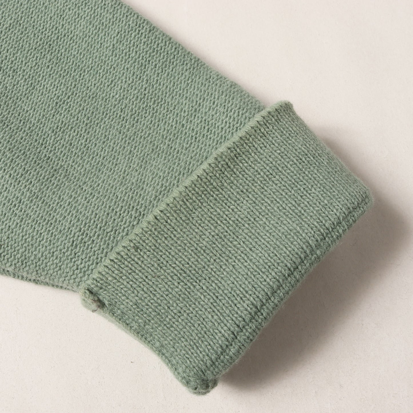 コンパスロゴ刺繍 カールネック ラグランスリーブ ニット (7715534A4)