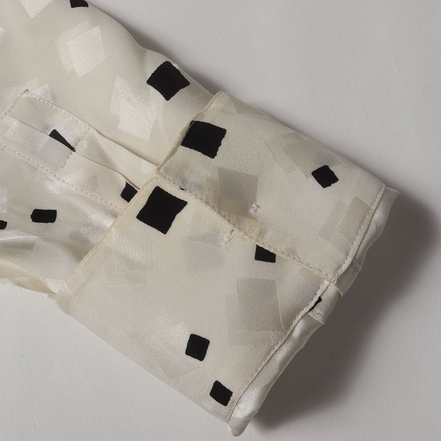 19SS スクエアパターン ロゴ シルクシャツ (564172)