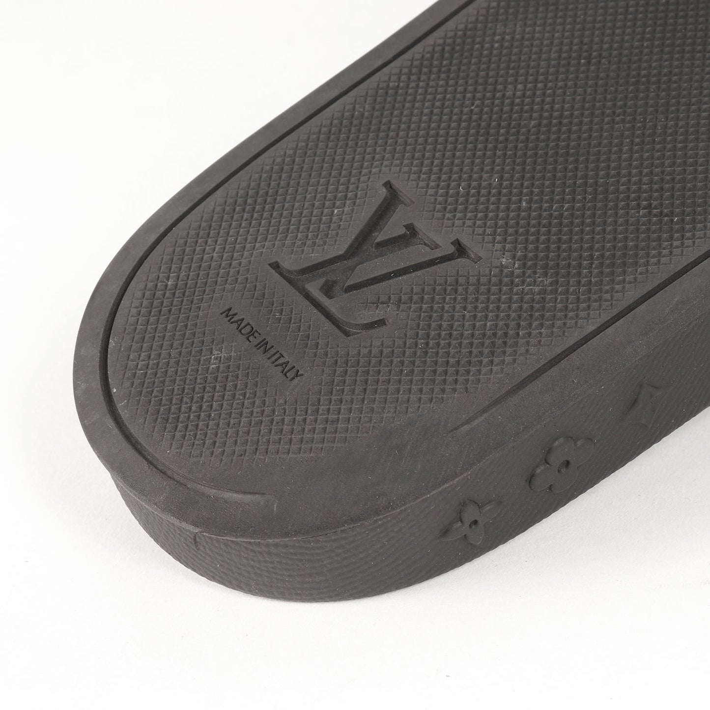 ウォーターフロント エンボス モノグラム ラバー スライド サンダル (VS1210)