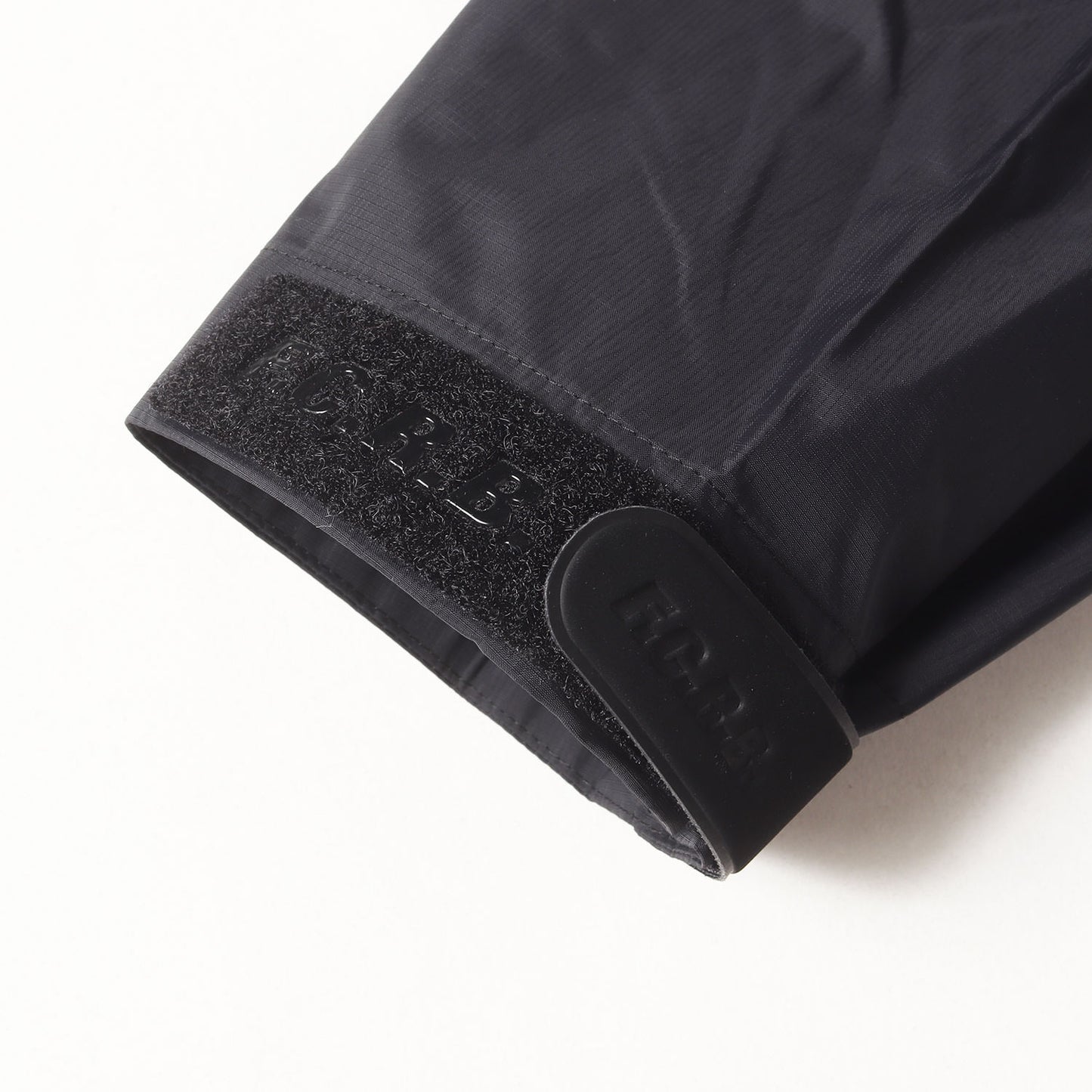 バックロゴ ナイロン フーデッド レインジャケット (RAIN JACKET)