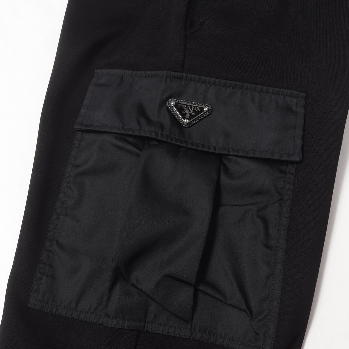 三角ロゴプレート付き Re-Nylon カーゴポケット スウェットパンツ