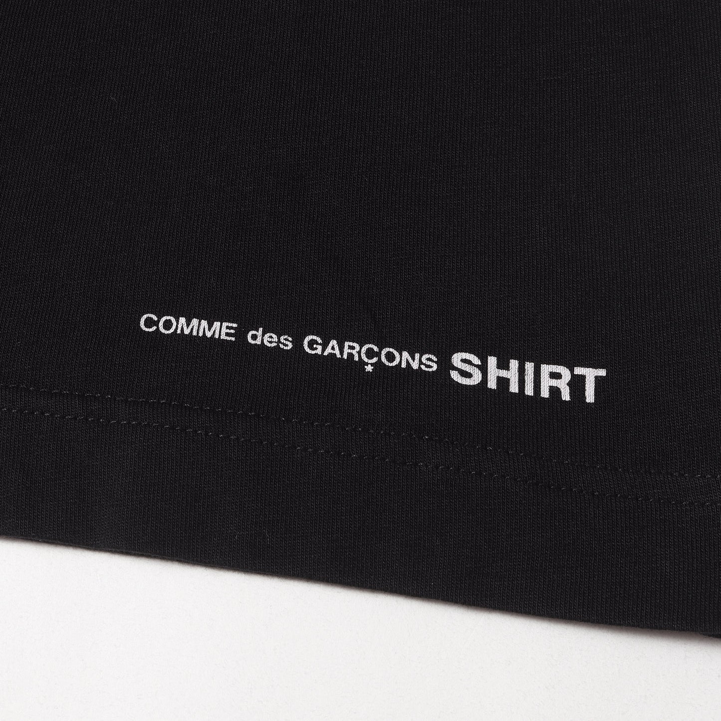 ヘムロゴ プリント バインダーネック Tシャツ (W25117) / モード デザイナーズ