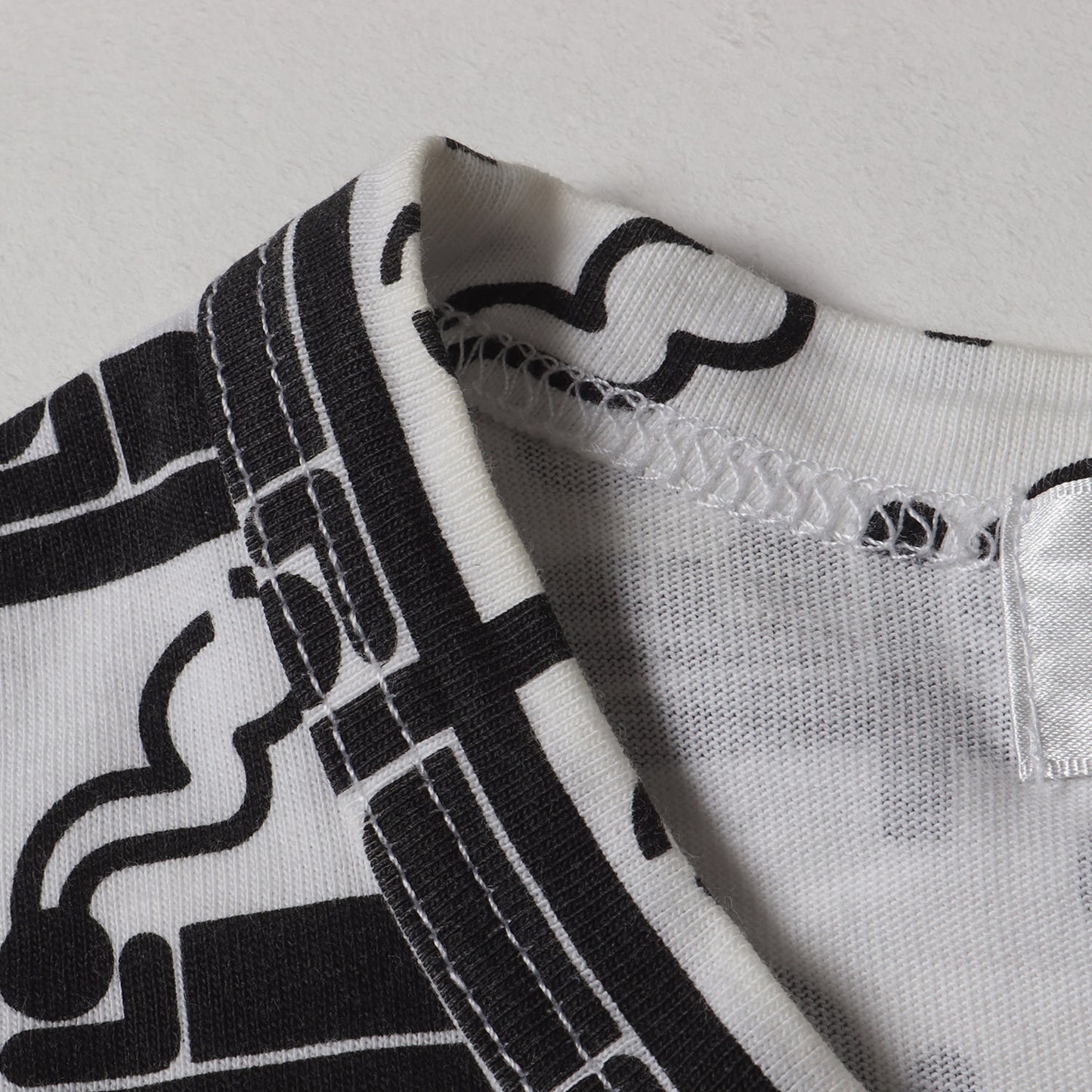 リピート グラフィック バインダーネック Tシャツ (S18105) / 総柄 モード デザイナーズ