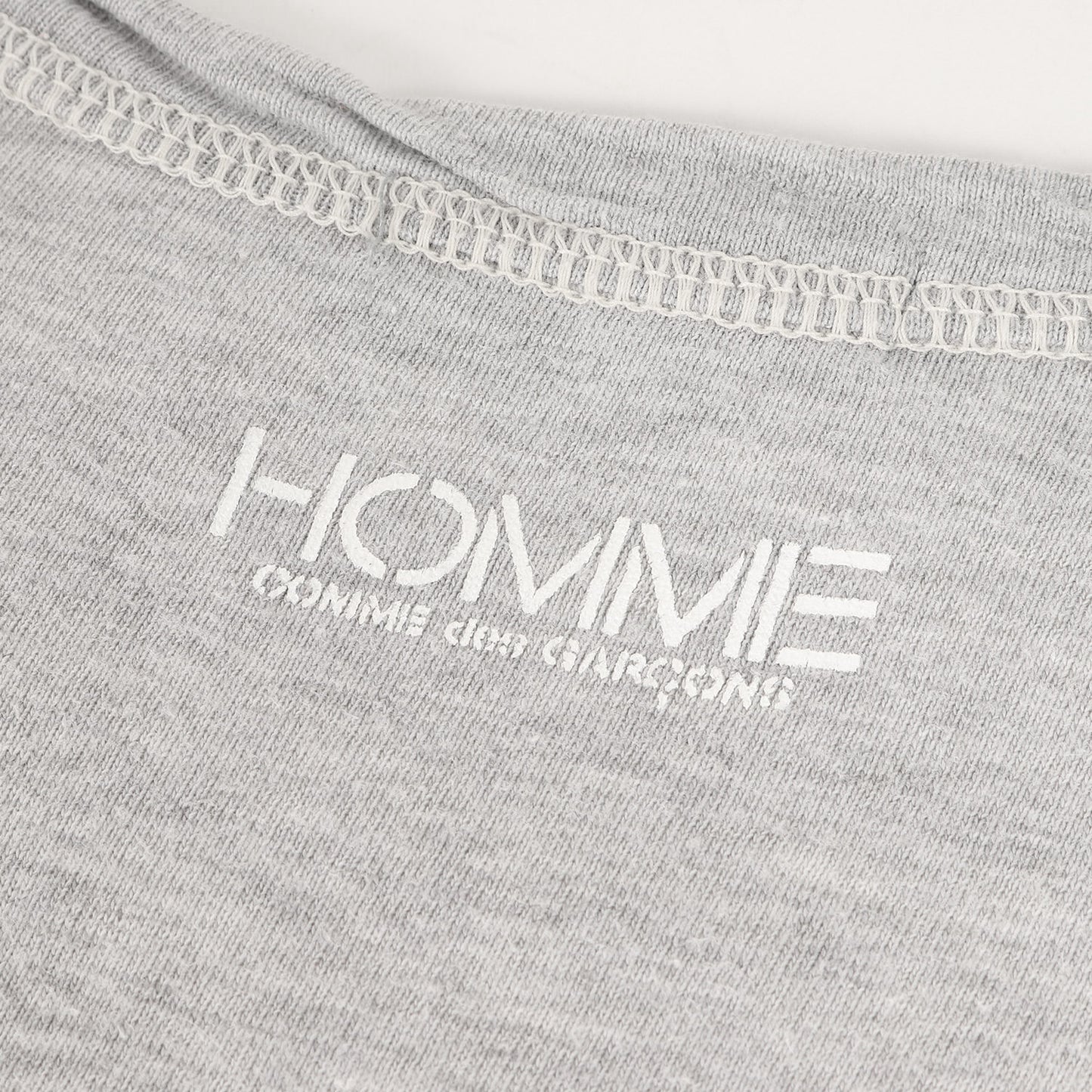 デカオム バックネック ロゴ チェーンステッチ ディープ Vネック Tシャツ