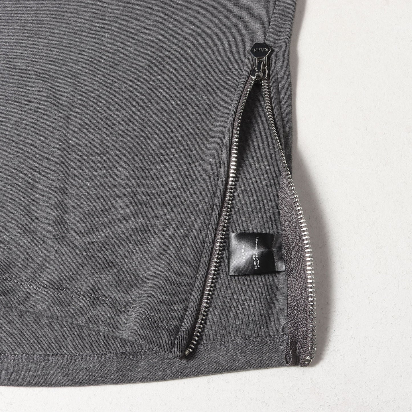 メタルロゴ サイドジップ スウェット パーカー (Q-series Straight Classic Hoodie)