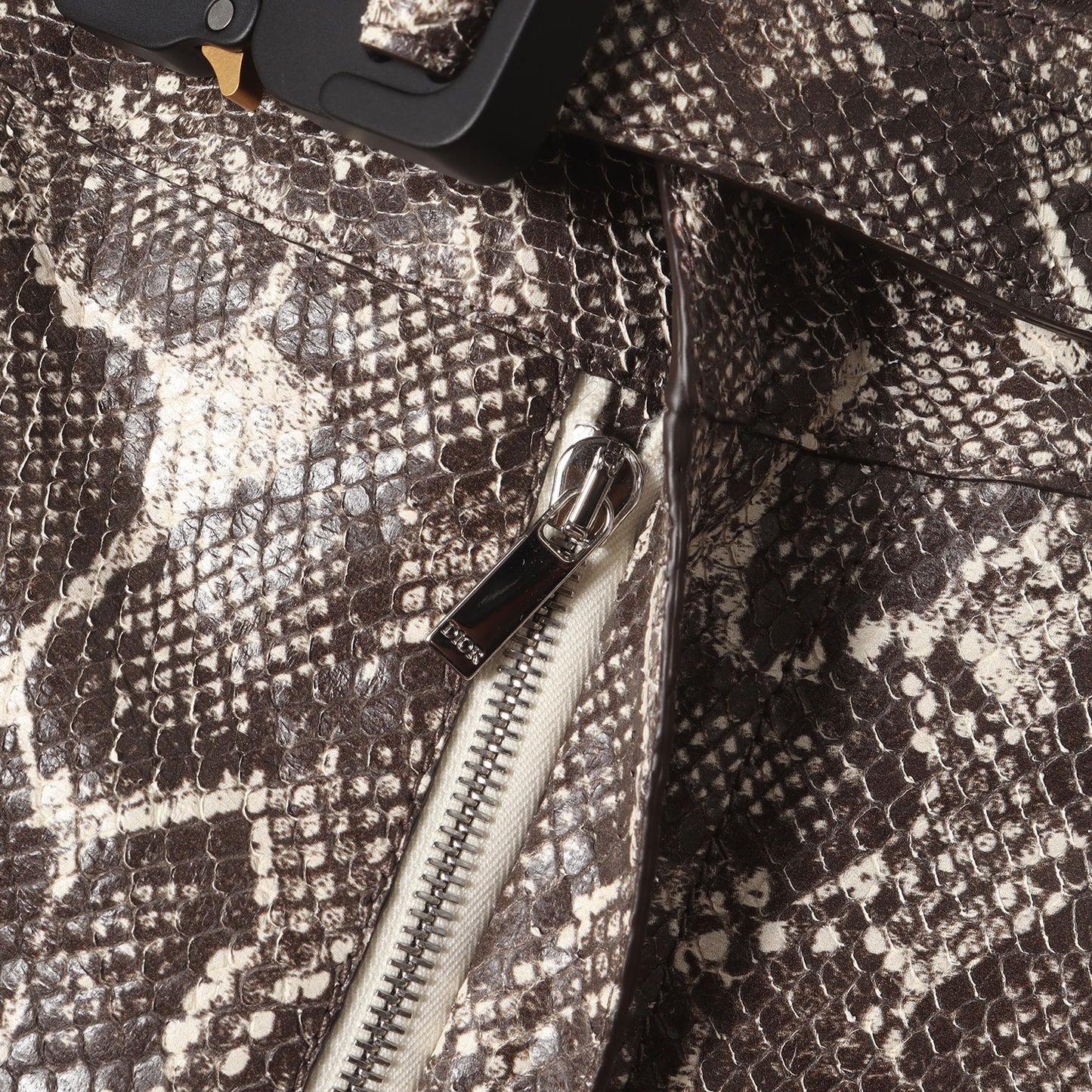 ローラーコースターベルト スネーク 型押し ゴート レザー ショート パンツ (283L189A0595)