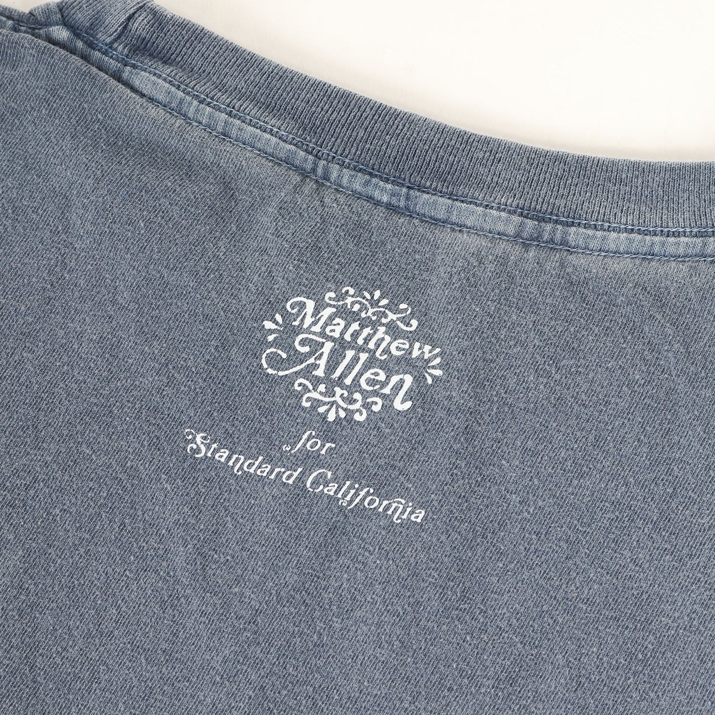 × Matthew Allen グラフィック アート ロゴ Tシャツ (Matthew Allen × SD Logo T)