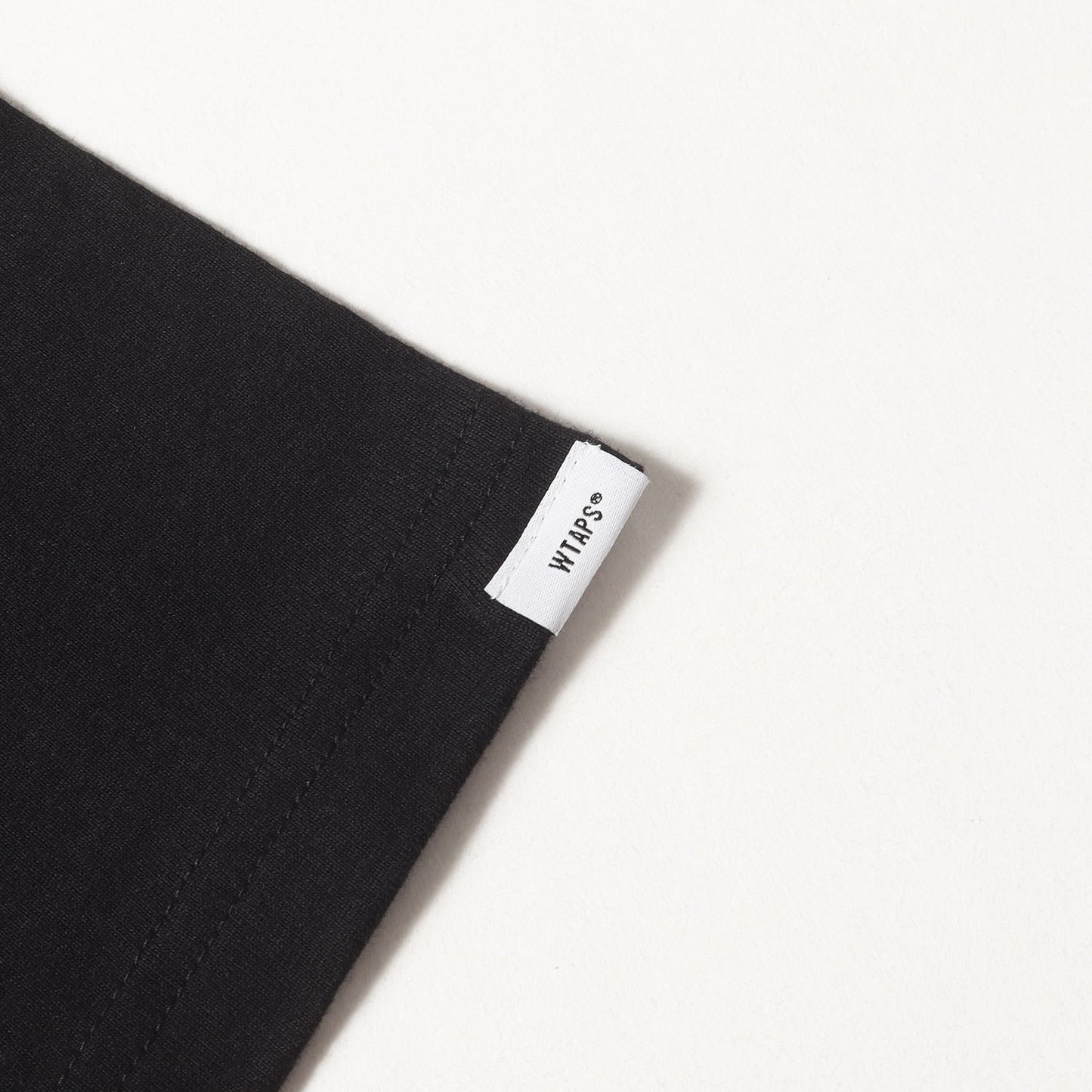 × Joshua Vides グラフィック ロゴ Tシャツ (Commercial Break Sai TEE 221PC09D-ST01S)