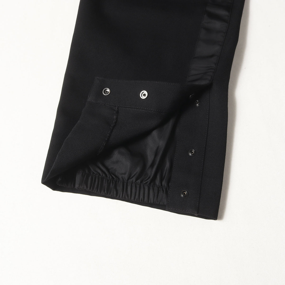 21AW × sacai スナップスリットヘム サイドライン パンツ (213C120A5180)