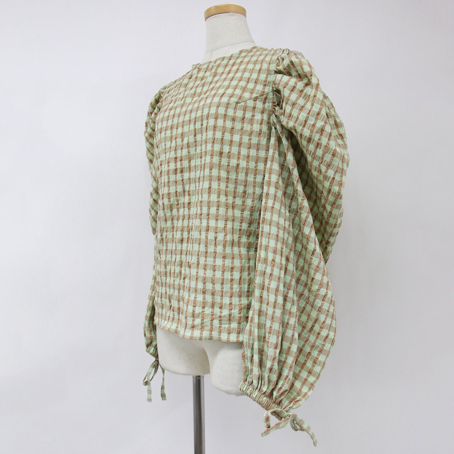 シャツ ブラウス プルオーバー クルーネック ボリュームスリーブ 長袖 変形 バックオープン 肩開き ギンガムチェック ポリエステル コットン 綿 ポリウレタン 23春夏 240318