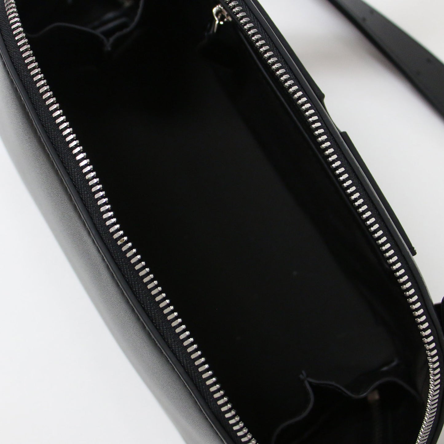 24秋冬 FIGRE ボディバッグ / ショルダーバッグ ラウンドボディー 合成皮革 フェイクレザー 241122