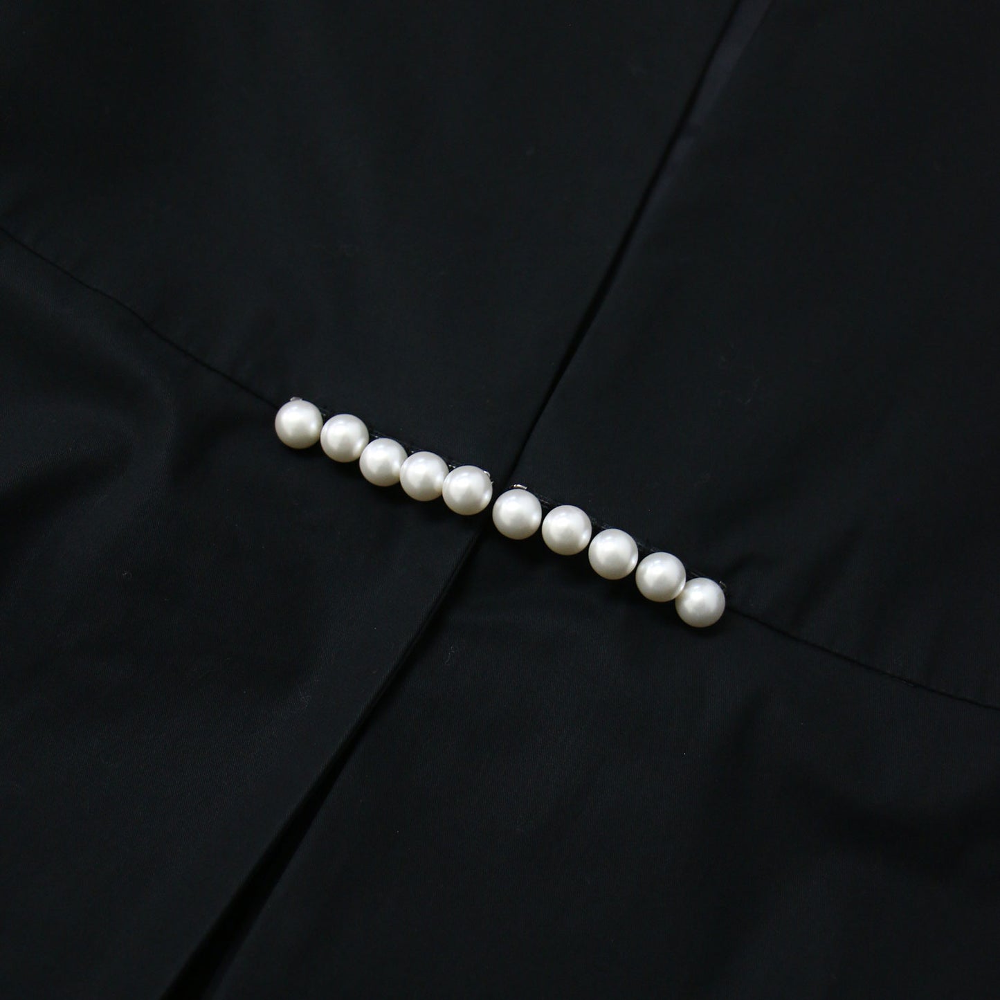 フェイクパール付き フレア コート / ノーカラー ストレッチ コットン ミドル丈 ドレープ