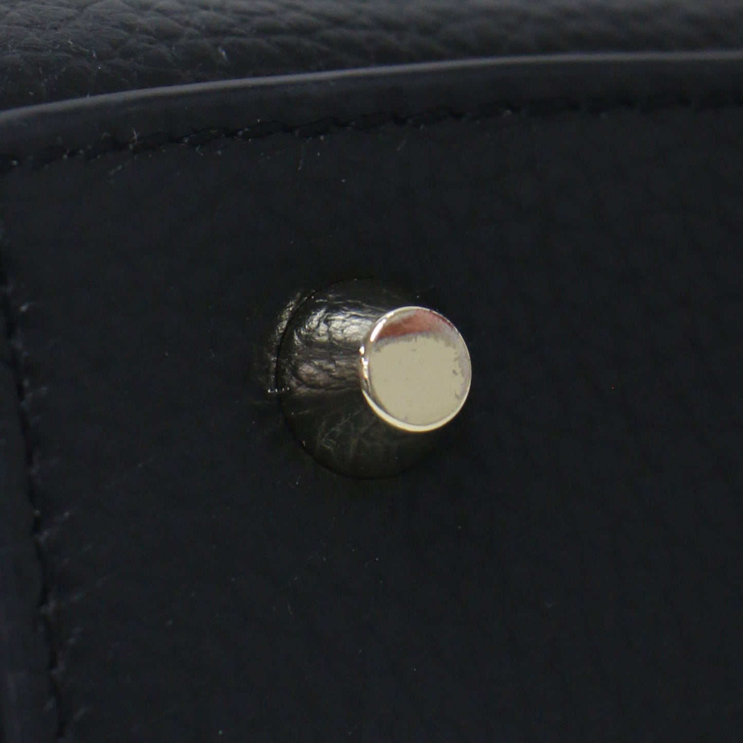 レザー トートバッグ / 2WAY ハンドバッグ ショルダー 肩掛け 斜め掛け ロゴチャーム付き TESSA