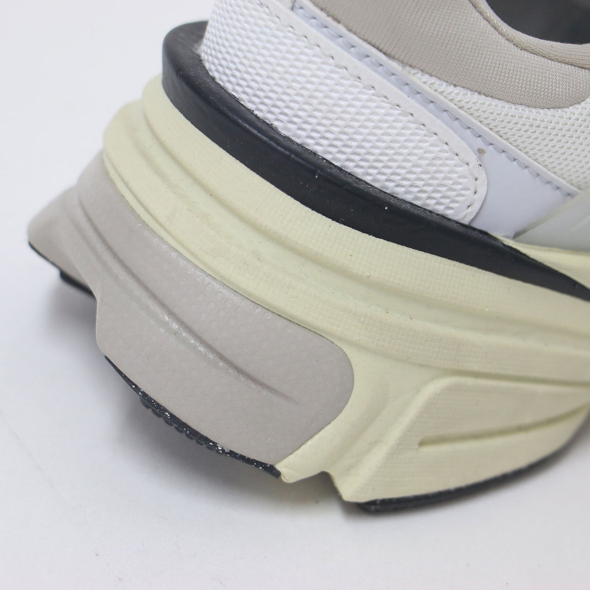 ローカット スニーカー V2K RUN FD0736-100 / メッシュ レースアップ チャンキーソール