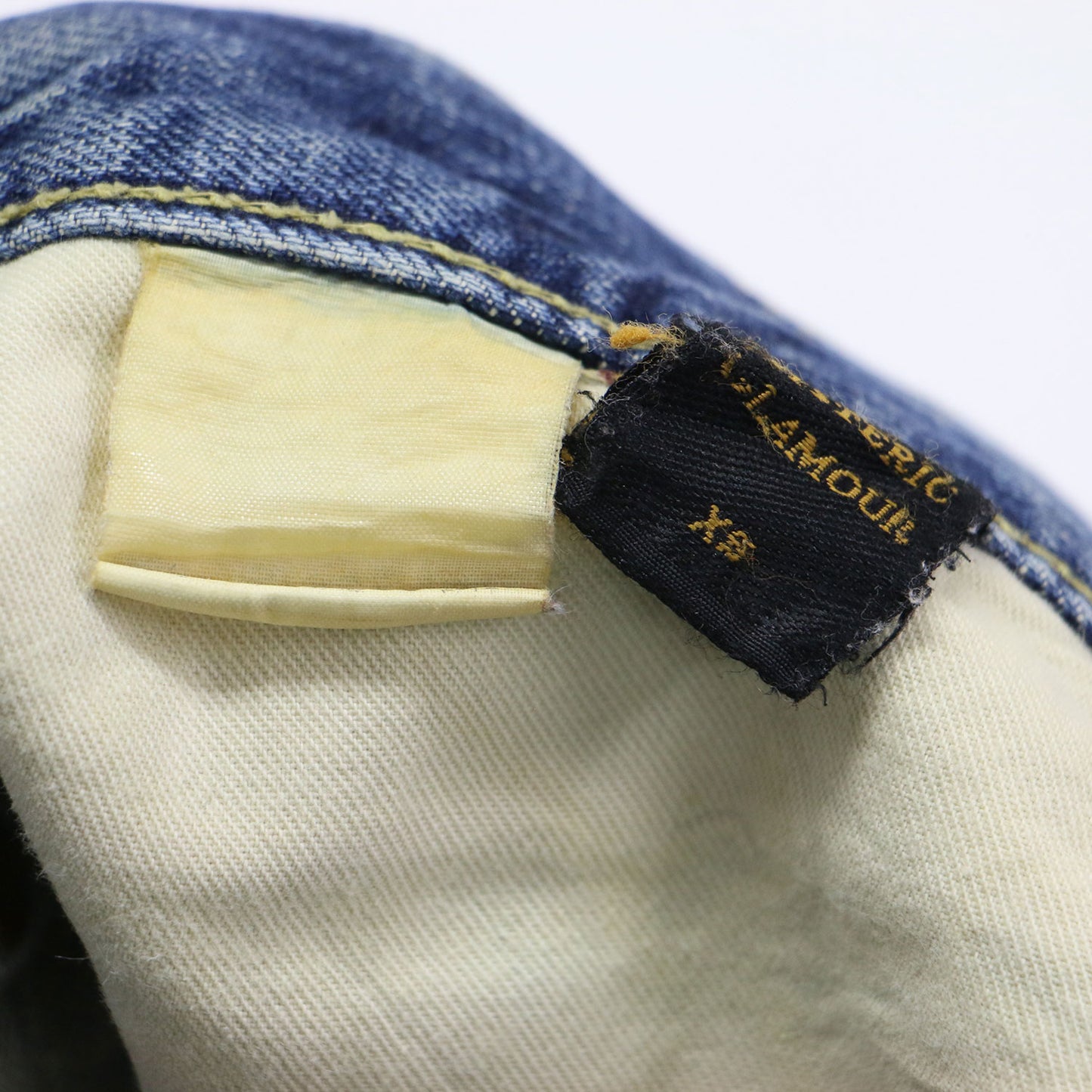 スタッズ付き デニム ショートパンツ / ローライズ カットオフ