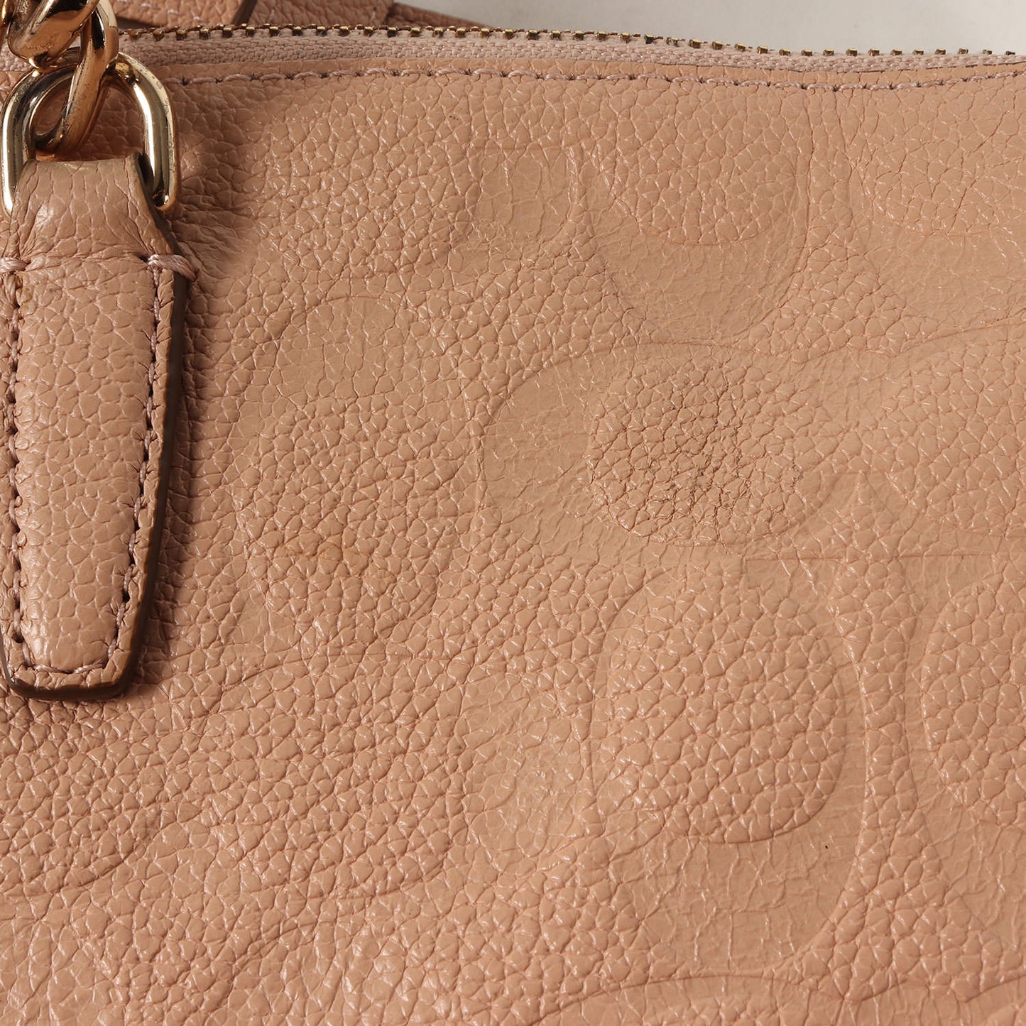 レザー シグネチャー 2WAY ハンドバッグ / ショルダーバッグ 肩掛け クロスボディ ロゴ メタルチャーム