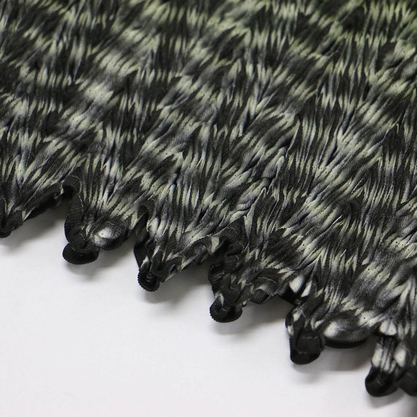ZIG ZAG PLEATS 絞り染め プルオーバー トップス / ジグザグ プリーツ ブラウス 長袖 ハイネック