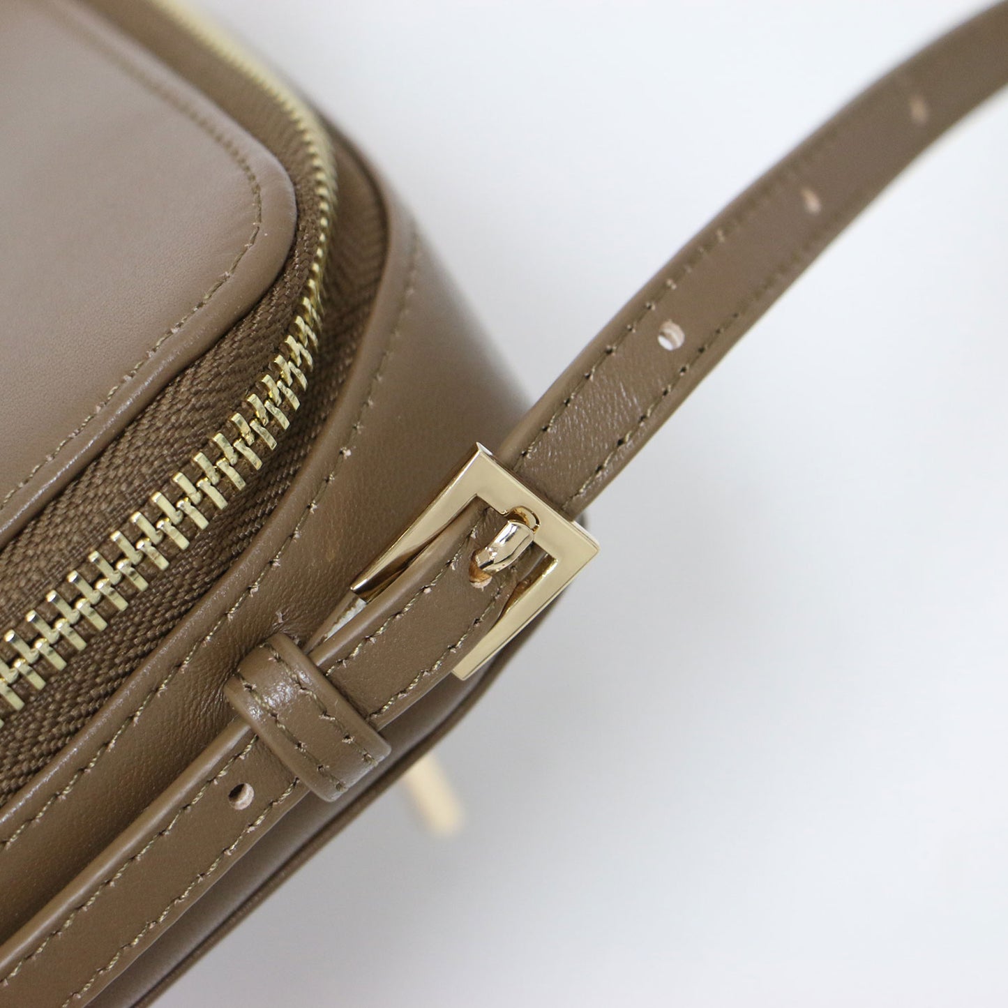 ボックスムース ショルダーバッグ / クロスボディ 斜め掛け スクエア カードポケット ゴールド金具