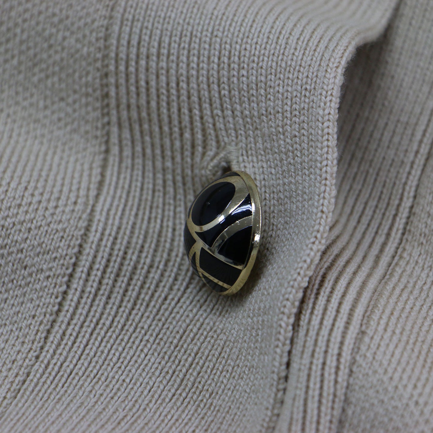 モノグラムボタン カーディガン / MONOGRAM BUTTON CARDIGAN ニット 長袖 Vネック ワイド ウール