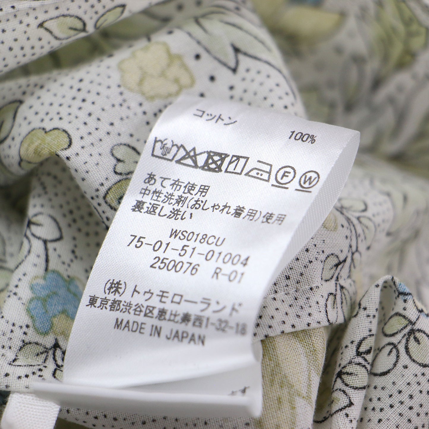 25春夏 コットンボイルプリント ショートブラウス/ 長袖 クルーネック タック フリル ギャザー 総柄 くるみボタン