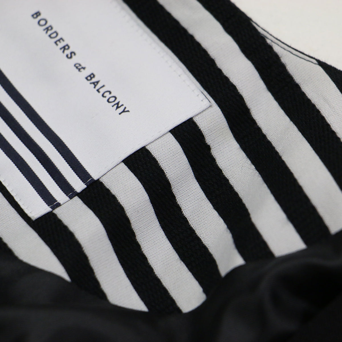 フリル ノーカラー ショートジャケット / SHOULDER FRILL BLOUSON BD2411-3B-02 / ボレロ 長袖 クルーネック コンパクト ウール