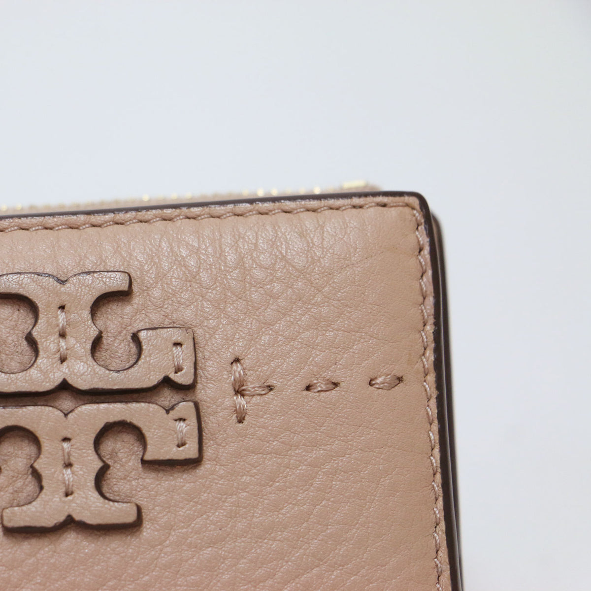 マックグロウ ミニ フォールダブル ウォレット / MCGRAW MINI FOLDABLE WALLET 二つ折り コンパクト ミニ財布 レザー ステッチ ロゴ ペブルドレザー