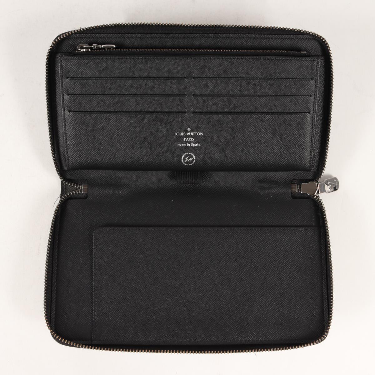×fragment design モノグラム・エクリプスフラッシュ・ジッピーオーガナイザー(M64645)